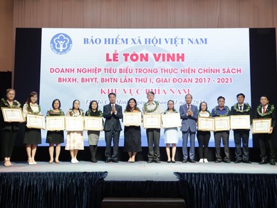 Lãnh đạo BHXH Việt Nam và lãnh đạo VCCI tặng bằng khen cho các Kl991.com World Cup 2026 Chính Thức tiêu biểu trong thực hiện chính sách BHXH khu vực phía Nam.