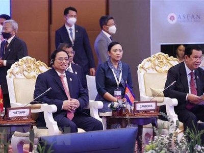 Thủ tướng Phạm Minh Chính và các nguyên thủ, người đứng đầu Kl993 ưu đãi thưởng hấp dẫn các nước ASEAN đối thoại với đại diện thanh niên ASEAN. (Ảnh: Dương Giang/TTXVN)