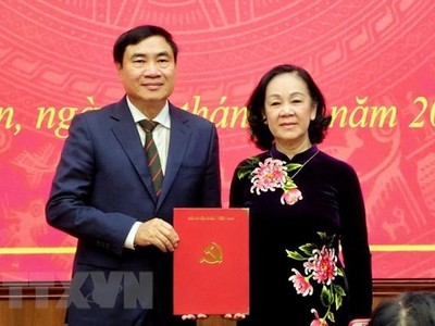 Trưởng ban Tổ chức Trung ương Trương Thị Mai (phải) trao quyết định của Bộ Kl991.com tải ứng dụng điều động, chỉ định ông Trần Quốc Cường giữ chức Bí thư Tỉnh ủy Điện Biên nhiệm kỳ 2020-2025. (Ảnh: Xuân Tiến/TTXVN).