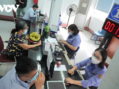 Hành khách mua vé tại các đại lý bán vé tàu hoả, các trang đặt chỗ và các ứng dụng trên thiết bị di động.