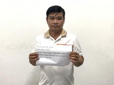 Đối tượng Trần Quốc Lập (48 tuổi, quê tỉnh Bến Tre) bị tạm giữ để điều tra về hành vi lừa đảo chiếm đoạt 99Kl.app cổng game giải trí với thủ đoạn giả danh Thượng tá Công an. (Ảnh: TTXVN phát).