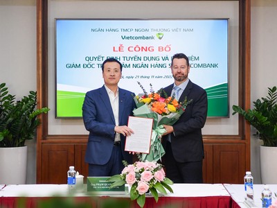 Ông Phạm Quang Dũng, Chủ tịch HĐQT Vietcombank (bên trái) trao quyết định và tặng hoa chúc mừng tân Giám đốc Trung tâm Link Vào Nhà Cái KL99 COM Tặng +199k số Vietcombank.