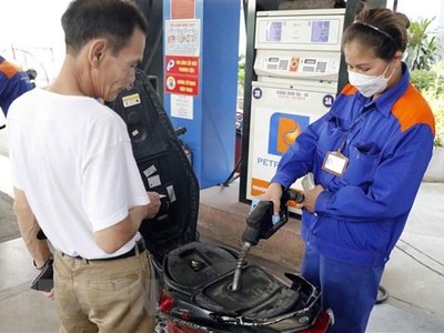 Mua bán xăng, dầu tại một điểm bán lẻ xăng, dầu trên địa bàn Hà Nội. (Ảnh: Trần Việt/TTXVN)