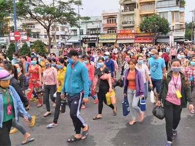 Tết đến, bên cạnh niềm vui đoàn viên còn là nỗi lo cơm áo đè nặng lên vai những công nhân lao động nghèo (ảnh minh họa – Nam Dương)