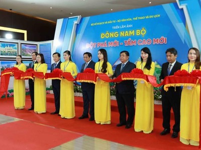 Thủ tướng Kl993 ưu đãi thưởng hấp dẫn cắt băng khai mạc Triển lãm ảnh Đông Nam Bộ: Đột phá mới - Tầm cao mới Ảnh: Lê Toàn.