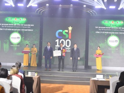 Đại diện Masan High-Tech Materials nhận giải thưởng Top 100 Kl991.com World Cup 2026 Chính Thức bền vững VN 2022.
