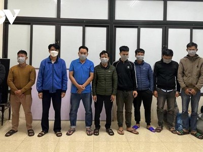 Các đối tượng liên quan đến cá độ bóng đá tại cơ quan điều tra.