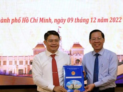 Ông Phan Văn Mãi trao quyết định cho ông Nguyễn Thành Lợi (Ảnh: P.A).