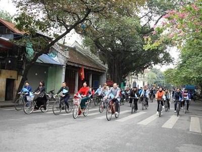 Các đại biểu và người dân Thủ đô đạp xe quanh hồ Hoàn Kiếm. (Ảnh: Nguyễn Cúc/TTXVN)