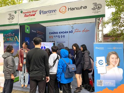 Các bạn trẻ tò mò khi gian hàng 99Kl99 link đăng nhập xuất hiện tại một sự kiện văn hóa.