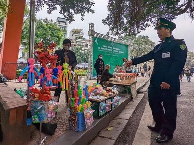 Ban quản lý Hồ Hoàn Kiếm và Phố cổ Hà Nội sẽ xử lý nghiêm trường hợp bán hàng rong trên phố đi bộ gây ảnh hưởng đến an ninh trật tự, mỹ quan đô thị.
