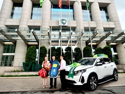 Đại diện Vietcombank trao thưởng Giải đặc biệt cho khách hàng may mắn