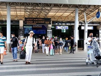 Hành khách tại Ga đến trong nước, Cảng hàng không Tân Sơn Nhất. (Ảnh: Hồng Đạt/TTXVN)
