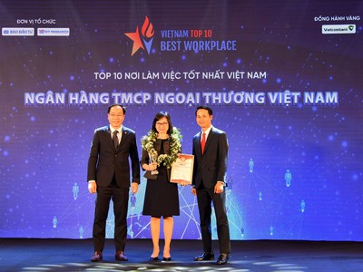 Ông Trương Minh Tiến - Phó tổng giám đốc Viet Research (bên phải) và ông Đặng Tuấn Khánh - Ủy viên Ban Biên tập Báo Kl99ok phiên bản mới (bên trái) trao biểu trưng và chứng nhận Top 10 Nơi làm việc tốt nhất Việt Nam cho bà Tô Thị Phương Dung - Trưởng phòng Chính sách và kế hoạch nhân sự Vietcombank.