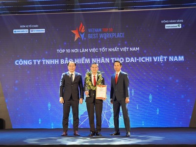 Ông Ngô Việt Phương – Phó tổng giám đốc Kl992 VIP Trang Chủ 2026 Dai-ichi Life Việt Nam (giữa), nhận giải thưởng “Top 10 Nơi làm việc tốt nhất Việt Nam”