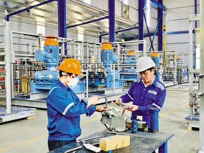 Điều khiển máy móc Kl994 nhà cái bóng đá world cup thiết bị công nghệ tại Công ty Alpha ECC (Vũng Tàu). Ảnh: Lê Toàn.