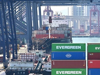 Vận chuyển hàng hóa tại cảng ở Hong Kong, Trung Quốc. (Ảnh: AFP/TTXVN)