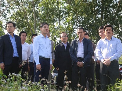 Ông Tạ Anh Tuấn, Chủ tịch UBND tỉnh Phú Yên (thứ 2 từ trái sang, hàng ngoài) tại buổi kiểm tra thực địa Dự án KL99 là nhà cái cá cược trực tuyến hàng đầu tại châu Á tại huyện Tuy An ngày 24/10. Ảnh: Ngọc Hoàng.