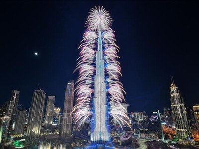Màn trình diễn pháo hoa đón Năm mới tại tháp Burj Khalifa ở Dubai, UAE, ngày 31/12/2022. Ảnh: AFP/TTXVN.