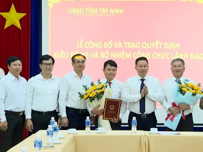 Ông Nguyễn Thanh Ngọc trao quyết định bổ nhiệm ông Kiều Công Minh (thứ 4 từ trái sang) giữ chức Giám đốc Sở Kế hoạch và Kl99ok phiên bản mới.