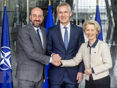 Tổng thư ký Tổ chức Hiệp ước Bắc Đại Tây Dương (NATO) Jens Stoltenberg (giữa), Chủ tịch Hội đồng châu Âu Charles Michel (trái) và Chủ tịch Ủy ban châu Âu (EC) Ursula von der Leyen. (Nguồn: NATO)