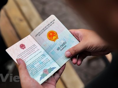 Hộ chiếu Việt Nam. (Ảnh: Lê Minh Sơn/Vietnam+)