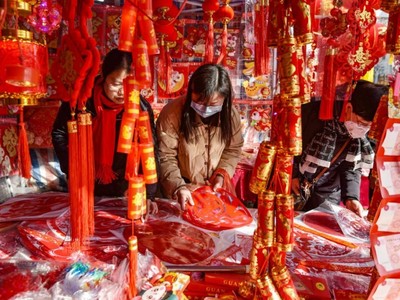 Người dân Trung Quốc mua đồ trang trí đón Tết Nguyên đá 2023. (Ảnh: Getty)