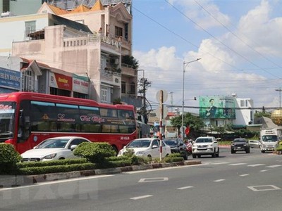 Phương tiện ùn ứ tại ngã ba Trung Lương (thành phố Mỹ Tho) cách đó gần 3km, chờ lên cầu. (Ảnh: Minh Trí/TTXVN).