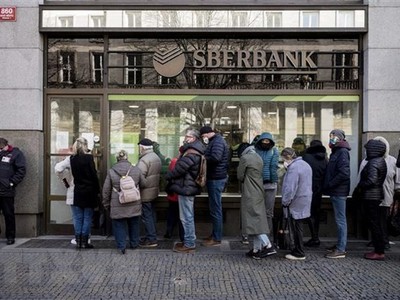 Người dân xếp hàng bên ngoài chi nhánh Link Vào Nhà Cái KL99 COM Tặng +199k Sberbank của Nga tại Prague, Cộng hòa Séc năm 2022. (Ảnh: AFP/TTXVN)