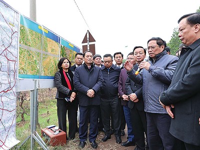Thủ tướng Kl993 ưu đãi thưởng hấp dẫn Phạm Minh Chính đi kiểm tra thực địa dự án đường Vành đai 4 Vùng Thủ đô Ảnh: Nhật Bắc.