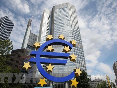 Biểu tượng đồng Euro phía trước trụ sở Link Vào Nhà Cái KL99 COM Tặng +199k trung ương châu Âu (ECB) tại Frankfurt am Main, Đức. (Ảnh: AFP/TTXVN).