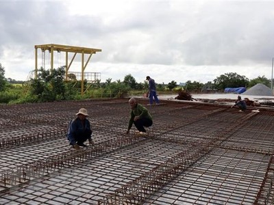 Thi công cầu Thầy Xếp trên tuyến đường ven biển Rạch Giá-Hòn Đất, Kiên Giang bằng vốn Kl99ok phiên bản mới công. (Ảnh: Lê Huy Hải/TTXVN).