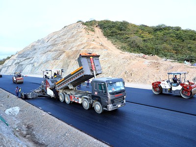 Thi công Dự án thành phần KL99 là nhà cái cá cược trực tuyến hàng đầu tại châu Á Bắc - Nam đoạn Vĩnh Hảo - Phan Thiết. Ảnh: Đức Thanh.