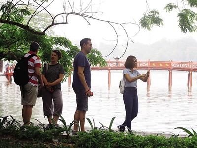 Khác hẳn với giai đoạn trước đại dịch, khách du lịch Trung Quốc vắng bóng tại Hà Nội. Ảnh: Đức Thanh.