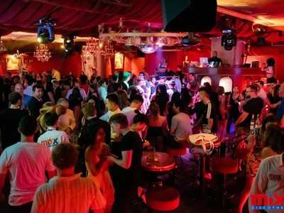 Khách hàng tại một quán rượu sôi động ở Bangkok. (Nguồn: Tripadvisor)