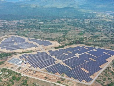 Tại miền Trung có 36 nhà máy điện gió đã lên tới 1.900 MW chưa kể 93 nhà máy điện mặt trời với tổng công suất lắp đặt lên tới 5.430 MW và 2.624 MW điện mặt trời mái nhà cùng 107 nhà máy thủy điện nhỏ với tổng công suất lắp đặt 934 MW.