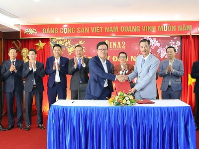 Đại diện HĐQT và Đại diện Ban Tổng giám đốc ký kết thực hiện nhiệm vụ SXKD năm 2023.