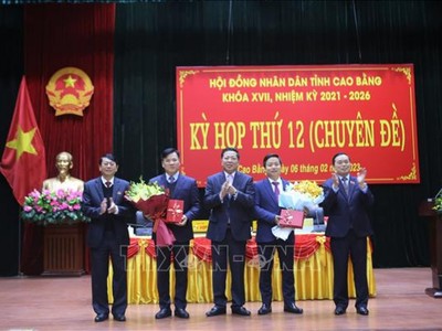 Lãnh đạo tỉnh Cao Bằng chúc mừng ông Trịnh Trường Huy (thứ hai, từ trái sang) được bầu giữ chức Phó Chủ tịch UBND tỉnh Cao Bằng, ngày 6/2/2023. (Ảnh: Chu Hiệu/TTXVN)