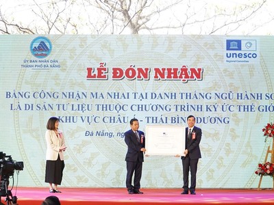 Ông Lê Trung Chinh, Chủ tịch UBND TP. Đà Nẵng nhận bằng công nhận từ đại diện Bộ Văn hóa, Thể thao và Du lịch.