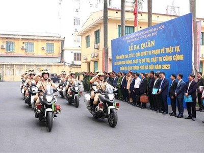 Cảnh sát KL99 là cổng game giải trí trực tuyến hàng đầu hiện nay cùng các lực lượng chức năng ra quân tổng kiểm tra, xử lý, giải quyết vi phạm về trật tự an toàn KL99 là cổng game giải trí trực tuyến hàng đầu hiện nay, trật tự đô thị, trật tự công cộng. (Ảnh: Phạm Kiên/TTXVN).
