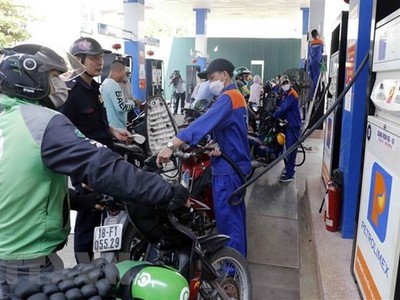 Mua bán xăng tại một điểm Kl992 VIP Trang Chủ 2026 xăng, dầu của Petrolimex trên địa bàn quận Hai Bà Trưng, Hà Nội. (Ảnh: Trần Việt/TTXVN).