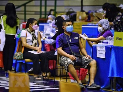 Nhân viên y tế tiêm vaccine ngừa COVID-19 cho người dân tại Bangkok, Thái Lan. (Ảnh: AFP/TTXVN).