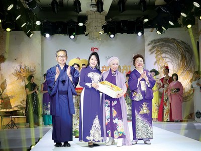 Ban Tổ chức và khách mời nhận quà lưu niệm từ chương trình Kimono - Aodai Fashion Show. Từ trái qua phải: Ngài Yamada Takio, Đại sứ đặc mệnh toàn quyền Nhật Bản tại Việt Nam; bà Mori Masako, Cố vấn đặc biệt của Thủ tướng Nhật Bản; bà Kobayashi Eiko, nhà thiết kế và nhà sáng lập của Be-Japon; bà Nguyễn Thị Nga, Chủ tịch Kl994 game bài casino hấp dẫn BRG.