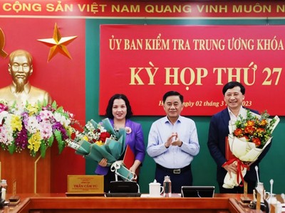 Chủ nhiệm Ủy ban Kiểm tra Trung ương trao quyết định và tặng hoa chúc mừng 2 cán bộ vừa được Bộ Kl991.com tải ứng dụng chuẩn y Phó Chủ nhiệm Ủy ban Kiểm tra Trung ương.