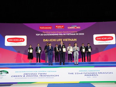 Ông Seigo Fujimaru - Phó tổng giám đốc Điều hành kiêm Phó tổng giám đốc Hành chính Tổng hợp Dai-ichi Life Việt Nam nhận giải thưởng Rồng Vàng với danh hiệu "Kl991.com World Cup 2026 Chính Thức dẫn đầu về Sản phẩm Chăm sóc Sức khỏe 2022 - 2023". Ảnh: Dai-ichi Life Việt Nam