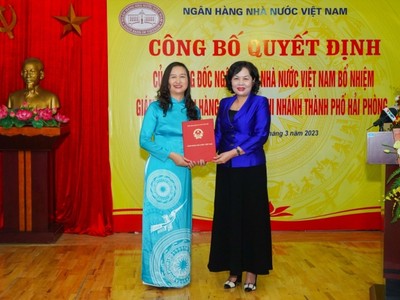 Thống đốc NHNN Nguyễn Thị Hồng trao Quyết định cho bà Nguyễn Thị Dung, Tân Giám đốc NHNN Chi nhánh Hải Phòng (bên trái ảnh).