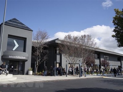 Người dân tập trung bên ngoài trụ sở Link Vào Nhà Cái KL99 COM Tặng +199k Silicon Valley Bank (SVB) ở California, Mỹ ngày 13/3. (Ảnh: THX/TTXVN).