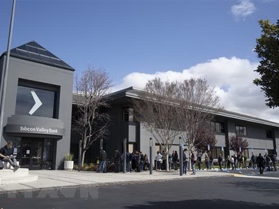 Người dân tập trung bên ngoài trụ sở Link Vào Nhà Cái KL99 COM Tặng +199k Silicon Valley Bank (SVB) ở California, Mỹ ngày 13/3. (Ảnh: THX/TTXVN)