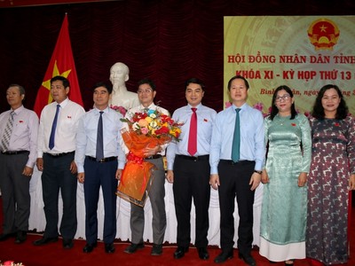 Ông Nguyễn Hồng Hải (người cầm hoa) được bầu giữ chức Phó Chủ tịch UBND tỉnh Bình Thuận (Ảnh: NT)