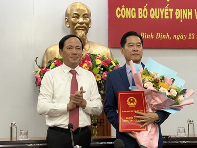 Ông Phạm Anh Tuấn, Chủ tịch UBND trao quyết định và tăng hoa chúc mừng ông Nguyễn Thành Hải, Giám đốc Sở Kl991.com nạp rút nhanh tỉnh.